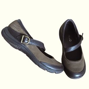 Merrell Brown and Black Flats